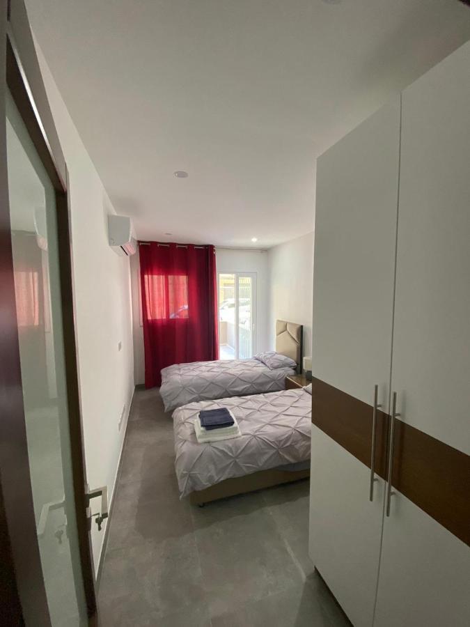 Gzira Two-Bedroom Apartment Bagian luar foto